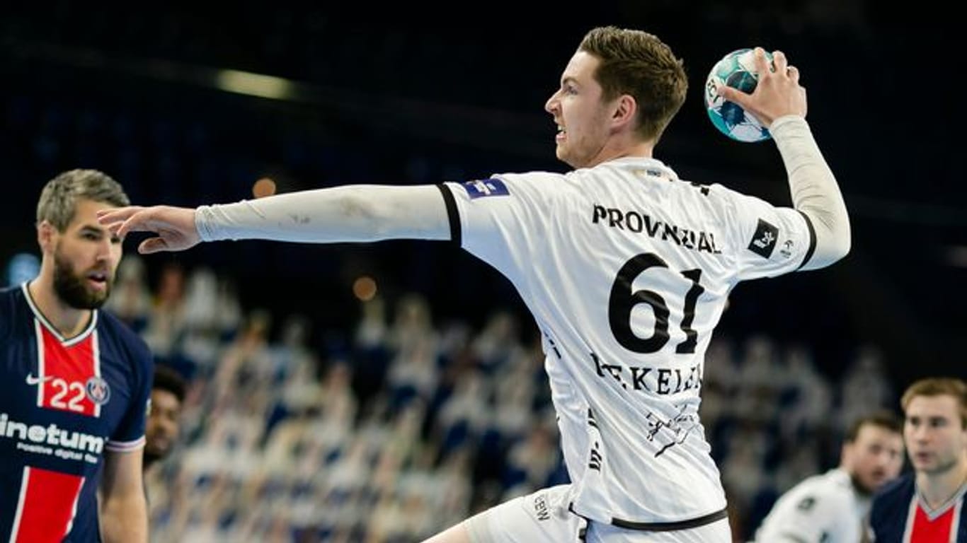 Kiels Hendrik Pekeler (r) geht gegen Paris Saint-Germains Luka Karabatic (l) hoch zum Wurf.