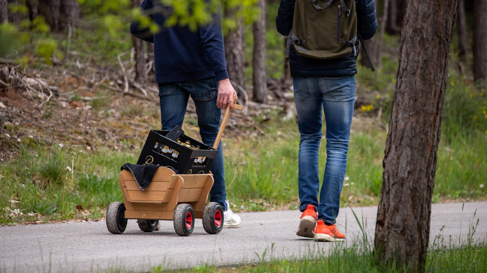 Bollerwagen-Tour in Bayern: Trotz schlechtem Wetter waren manche trotzdem zu Fuß unterwegs.