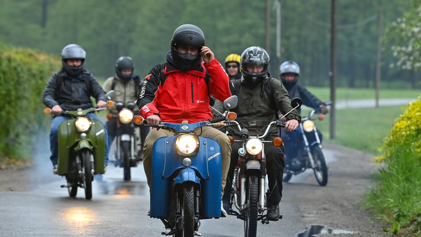 Brandenburg, Raddusch: Männer machen zum Vatertag eine Ausfahrt auf alten Mopeds aus DDR-Zeiten.