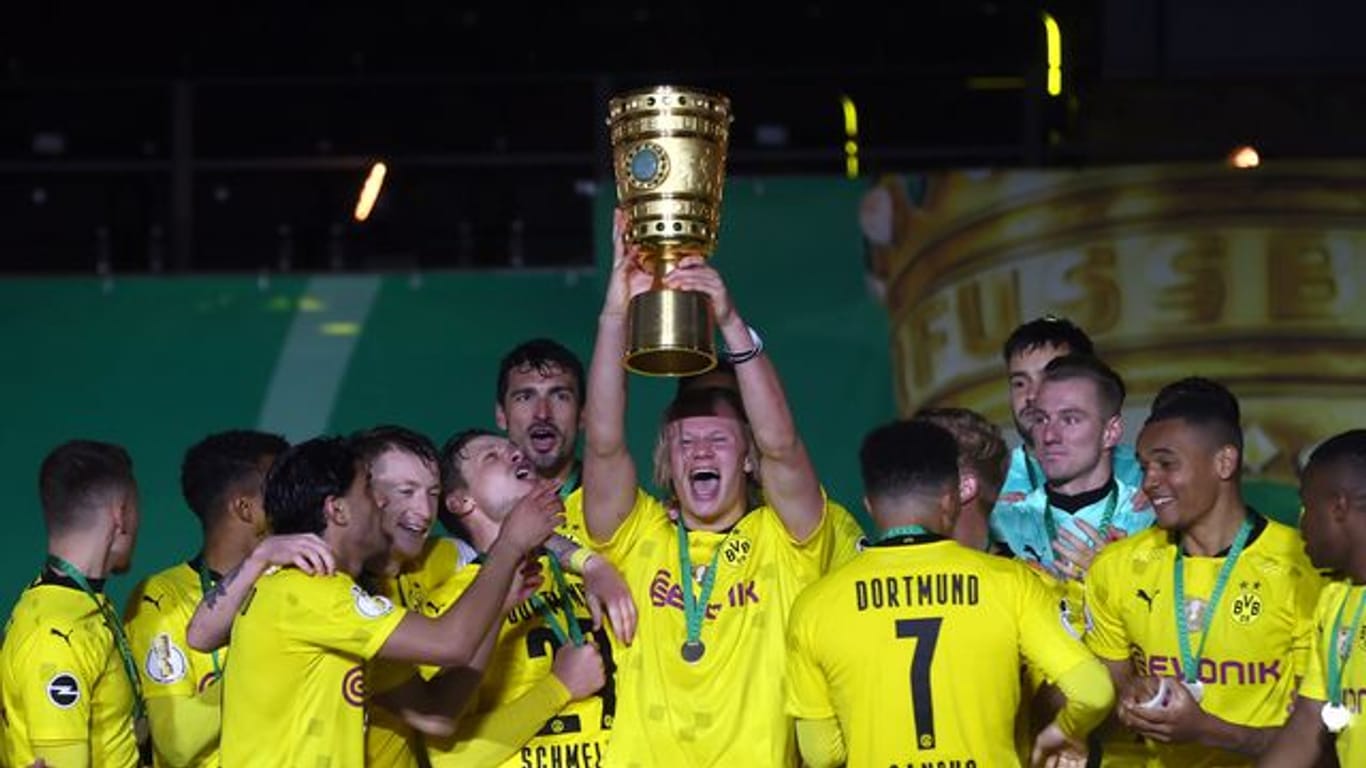 Dortmunds Top-Stürmer Erling Haaland hebt den Pokal in die Höhe.