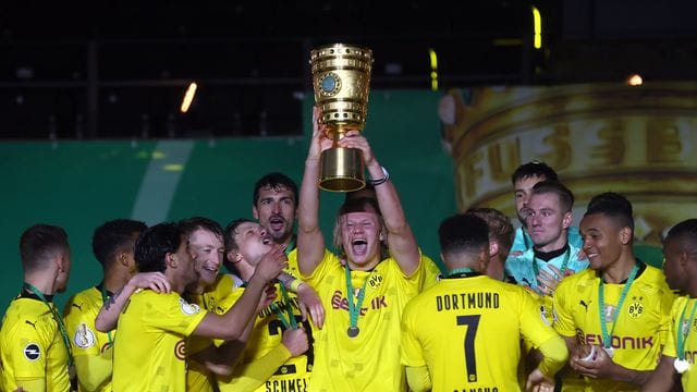Dortmunds Top-Stürmer Erling Haaland hebt den Pokal in die Höhe. Dortmunds Top-Stürmer Erling Haaland hebt den Pokal in die Höhe.