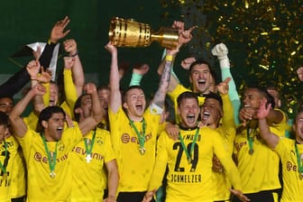 Dortmunder Jubeltraube: die BVB-Profis gewannen im Finale gegen Leipzig deutlich.