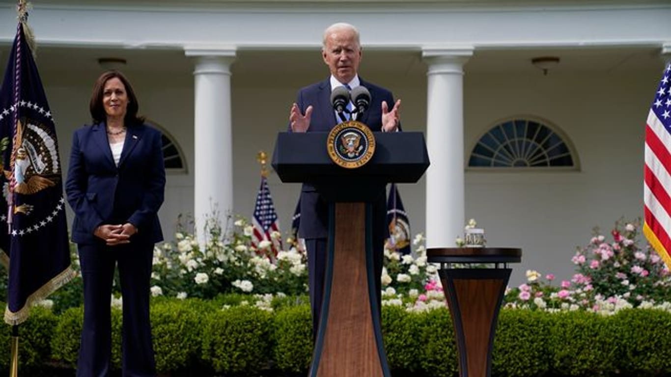 Joe Biden, Präsident der USA, spricht im Beisein von Vizepräsidentin Kamala Harris im Rosengarten des Weißen Hauses über die aktuellen Richtlinien zur Maskenpflicht.