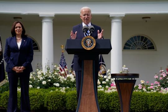 Joe Biden, Präsident der USA, spricht im Beisein von Vizepräsidentin Kamala Harris im Rosengarten des Weißen Hauses über die aktuellen Richtlinien zur Maskenpflicht.