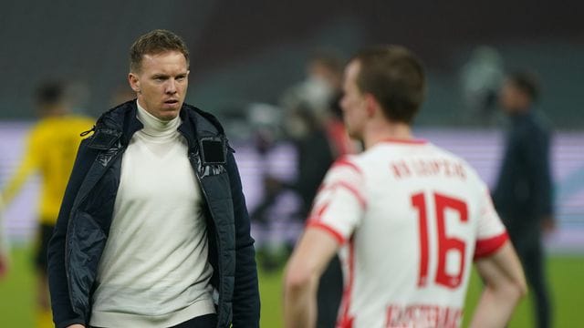 Leipzigs Trainer Julian Nagelsmann und Abwehrspieler Lukas Klostermann (r) nach dem Spiel. Leipzigs Trainer Julian Nagelsmann und Abwehrspieler Lukas Klostermann (r) nach dem Spiel.