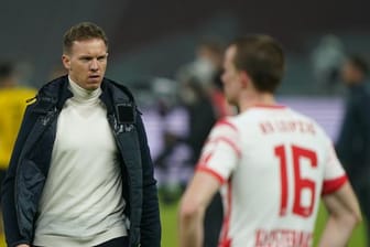 Leipzigs Trainer Julian Nagelsmann und Abwehrspieler Lukas Klostermann (r) nach dem Spiel.