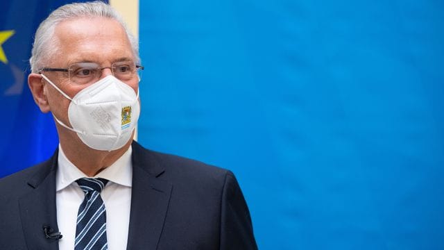 Joachim Herrmann (CSU), Innenminister von Bayern, bei einer Pressekonferenz.