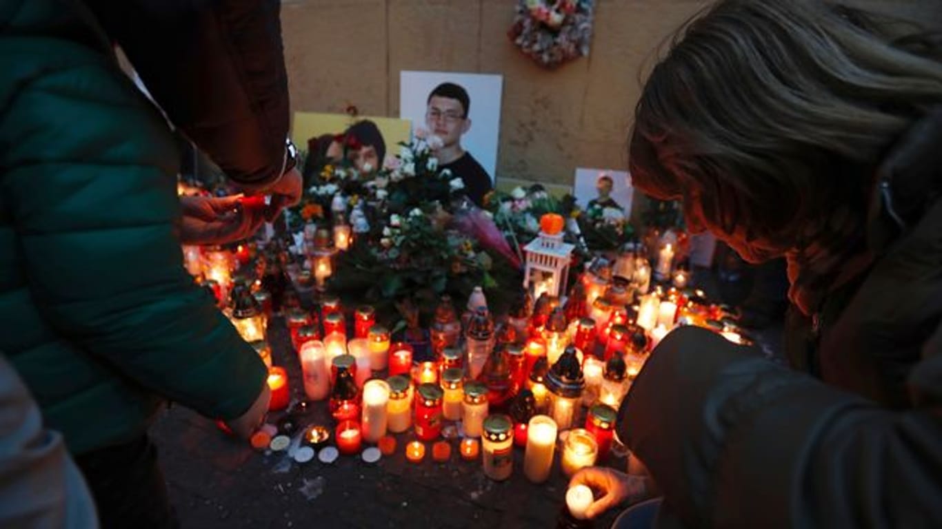 Brennende Kerzen zu Ehren des ermordeten Enthüllungsjournalisten Jan Kuciak und seiner Verlobten Martina Kusnirova.