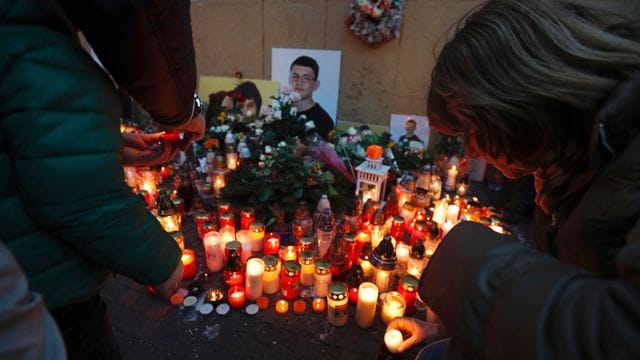 Brennende Kerzen zu Ehren des ermordeten Enthüllungsjournalisten Jan Kuciak und seiner Verlobten Martina Kusnirova. Brennende Kerzen zu Ehren des ermordeten Enthüllungsjournalisten Jan Kuciak und seiner Verlobten Martina Kusnirova.