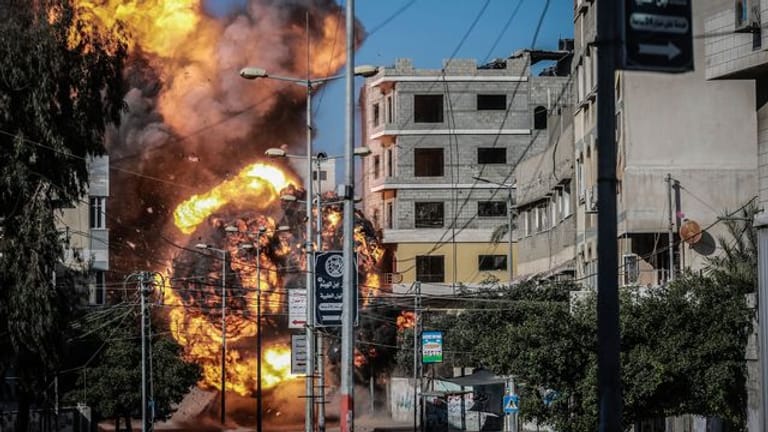 Ein Angriff der israelischen Luftwaffe trifft ein Gebäude in Gaza (Archivbild): Erneut ist es zu Luftangriffen gekommen.