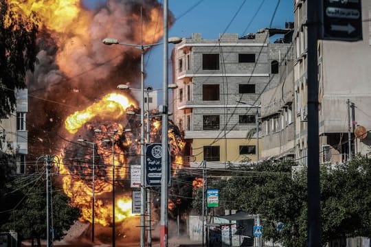 Ein Angriff der israelischen Luftwaffe trifft ein Gebäude in Gaza (Archivbild): Erneut ist es zu Luftangriffen gekommen.