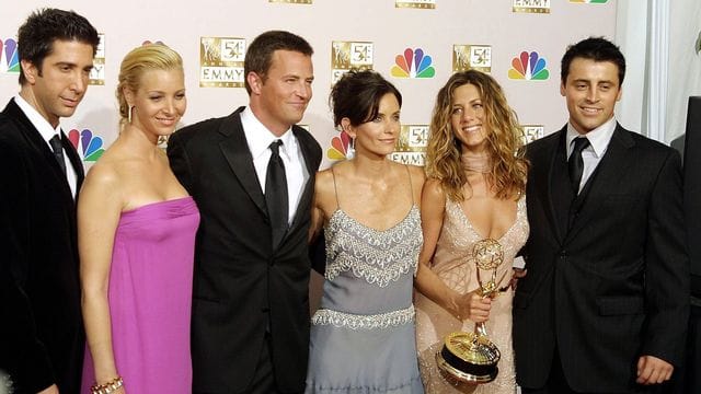 Die amerikanischen Schauspieler und damaligen Darsteller der Comedy-Serie "Friends", David Schwimmer (l-r), Lisa Kudrow, Mathew Perry, Courtney Cox Arquette, Jennifer Aniston und Matt LeBlanc bei der Verleihung des Fernsehpreises "Emmys".