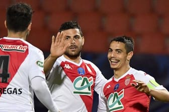 Wissam Ben Yedder (r), Stürmer von AS Monaco, freut sich mit seinen Mannschaftskameraden nach seinem Treffer.