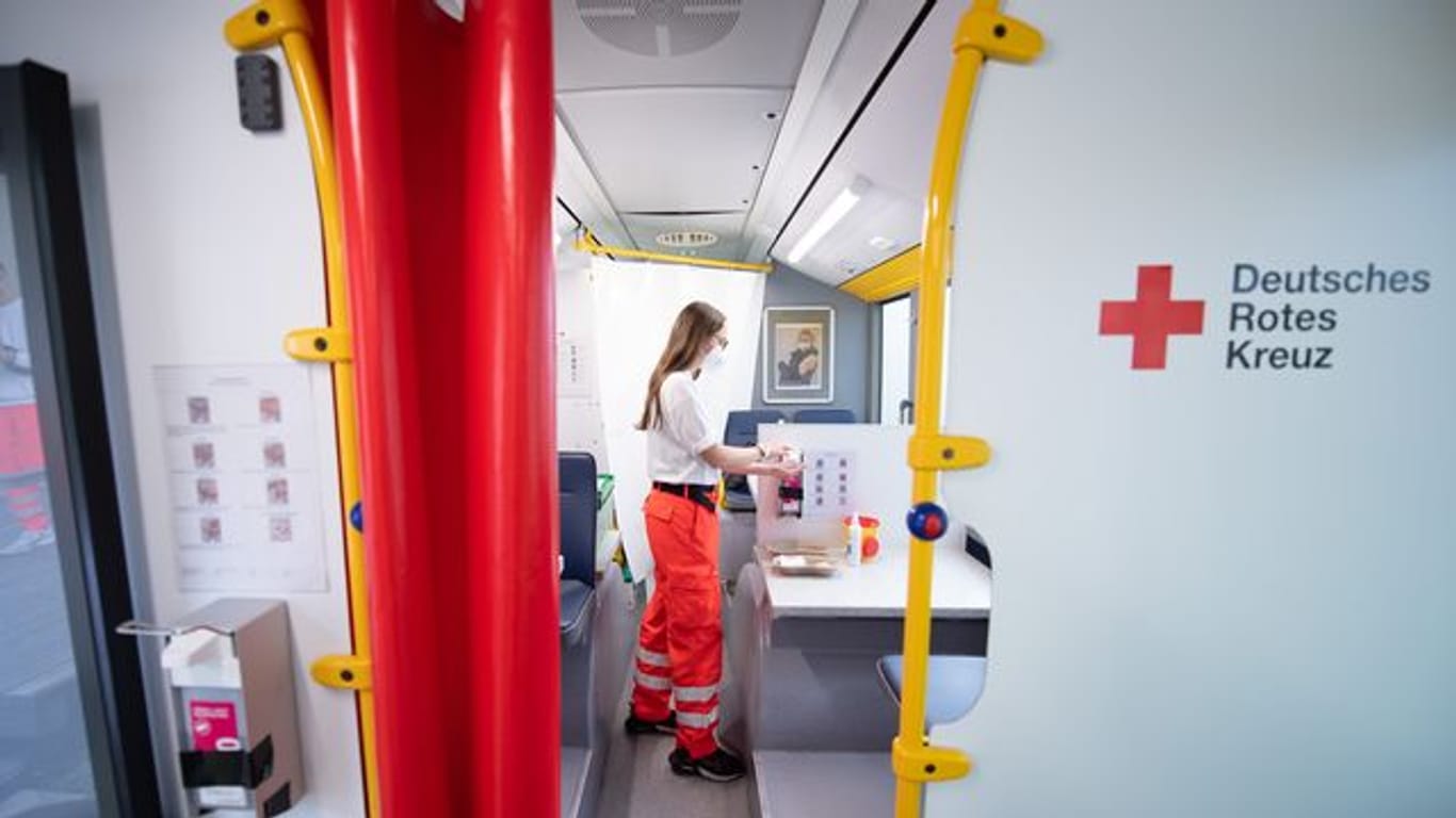 In einem Impfbus des Deutschen Roten Kreuzes im sächsischen Wilsdruff wird eine Corona-Schutzimpfung vorbereitet.