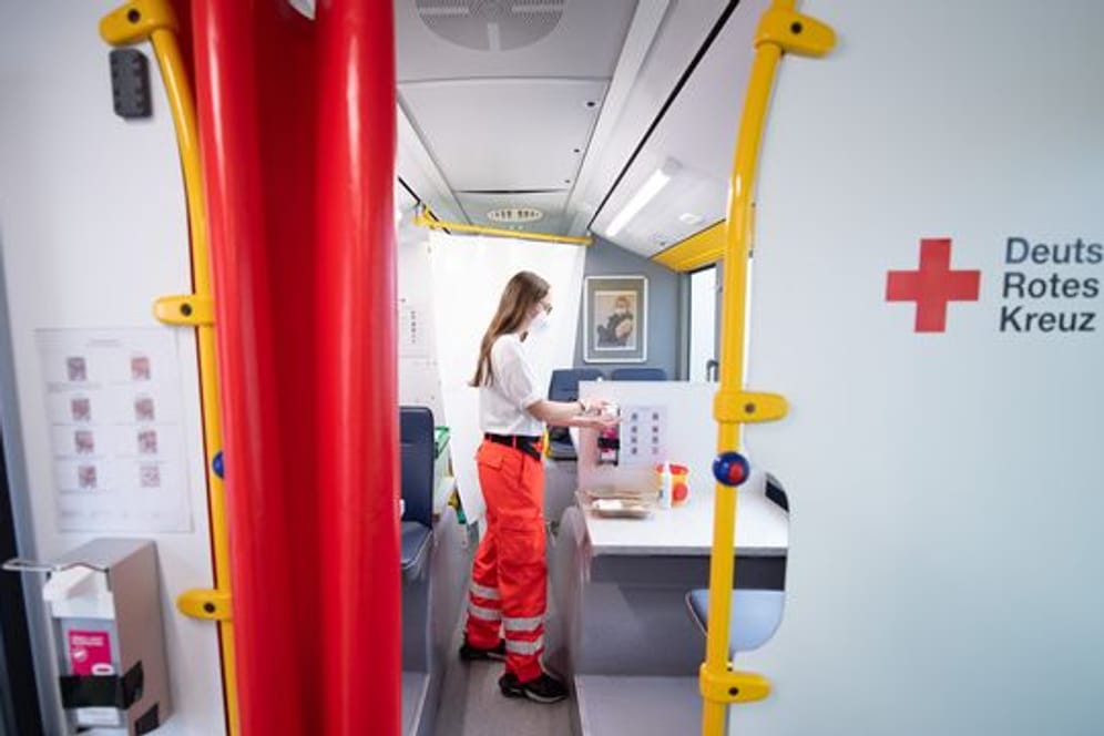 In einem Impfbus des Deutschen Roten Kreuzes im sächsischen Wilsdruff wird eine Corona-Schutzimpfung vorbereitet.