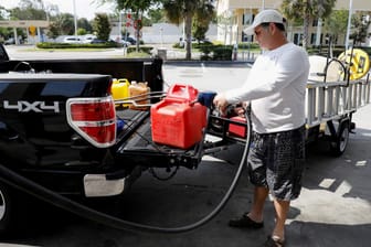 Ein Mann füllt Benzin in einen Kanister: An vielen Tankstellen ist Benzin ausverkauft.