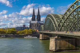 Blick auf Köln (Archivbild): In der Domstadt gibt es viele Ausflugsziele für Familien.