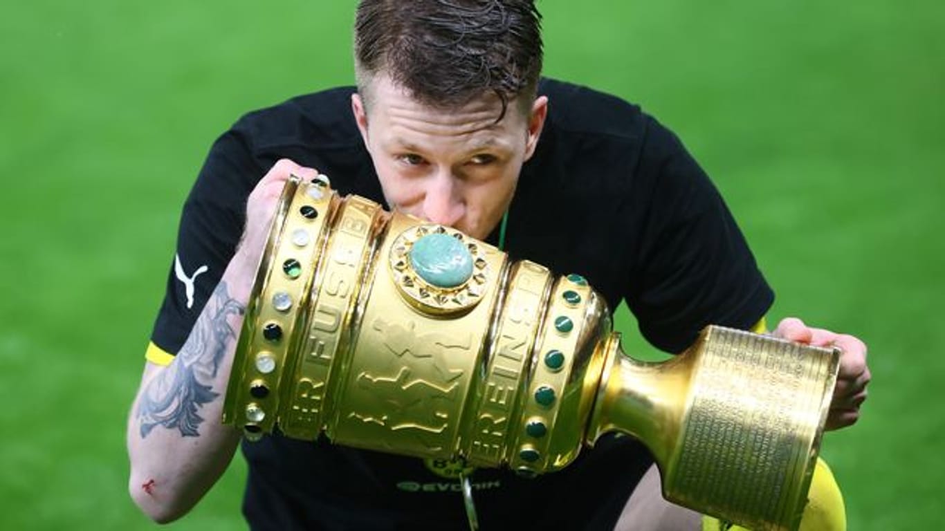 Kuss für den Pott: Marco Reus feiert den Pokalsieg.