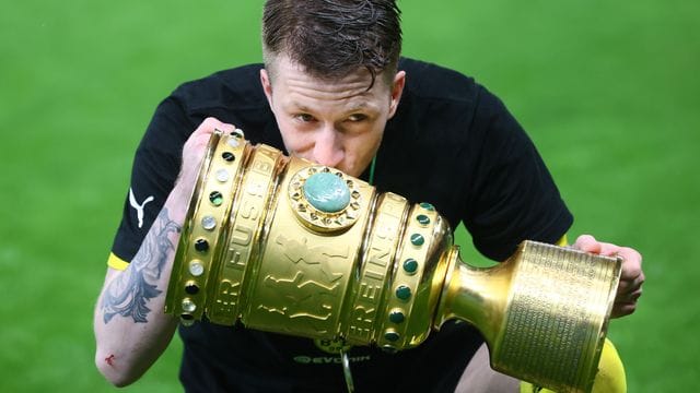 Kuss für den Pott: Marco Reus feiert den Pokalsieg.