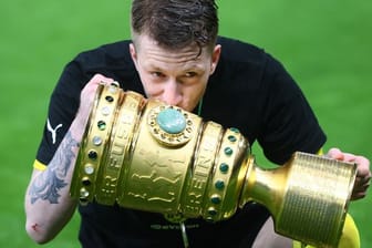 Kuss für den Pott: Marco Reus feiert den Pokalsieg.