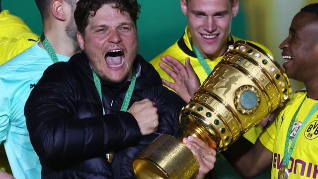 Rückt als Pokalsieger wieder ins zweite Glied: BVB-Coach Edin Terzic. Rückt als Pokalsieger wieder ins zweite Glied: BVB-Coach Edin Terzic.