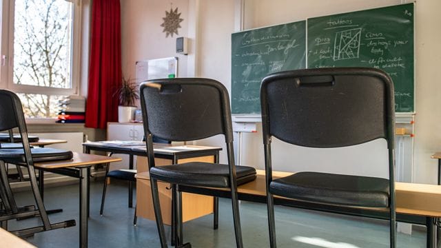 Hochgestellte Stühle in einem leeren Klassenzimmer einer Gesamtschule. Hochgestellte Stühle in einem leeren Klassenzimmer einer Gesamtschule.