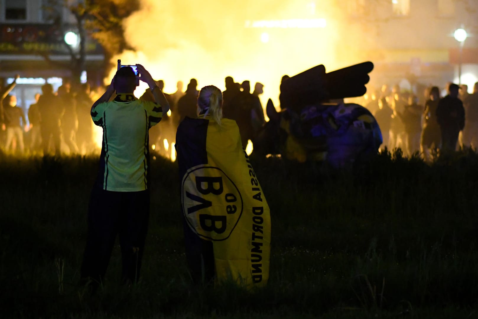 Jubel am Dortmunder Borsigplatz: Hunderte BVB-Fans feierten in der Innenstadt den Pokalerfolg ihrer Mannschaft.