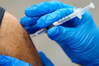 Corona-Impfung: Alle bisher zugelassenen Vakzine müssen wahrscheinlich regelmäßig aufgefrischt werden.