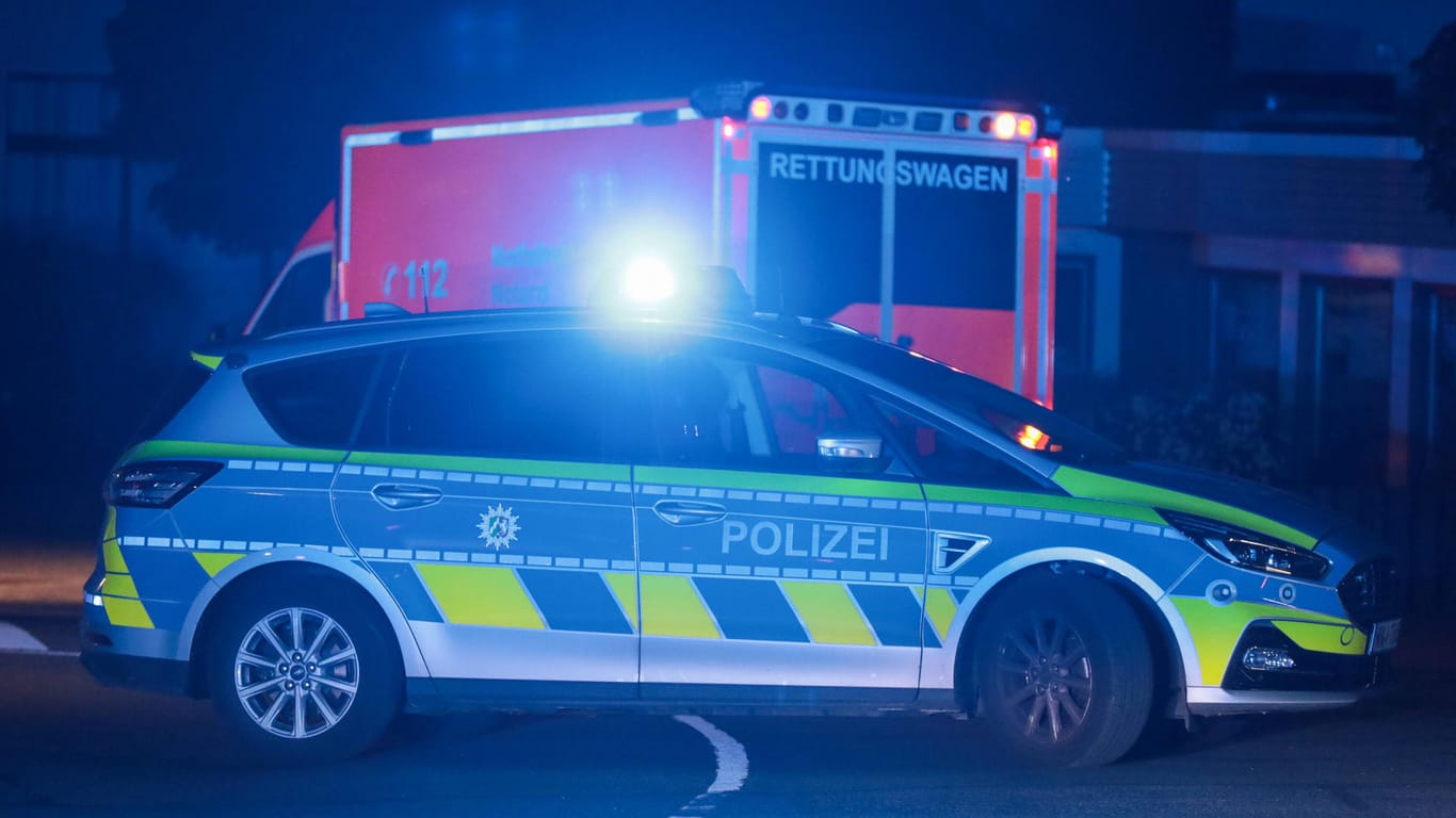 Ein Polizeiwagen mit Blaulicht und ein Rettungwagen im Einsatz (Symbolbild): Bei einer Schlägerei am Donnerstagabend in Köln-Chorweiler wurden zwei junge Männer lebensgefährlich verletzt.