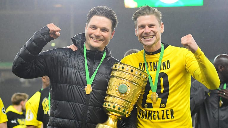 Edin Terzic jubelt mit Lukasz Piszczek (v.l.): Der scheidende BVB-Cheftrainer coachte Julian Nagelsmann aus.