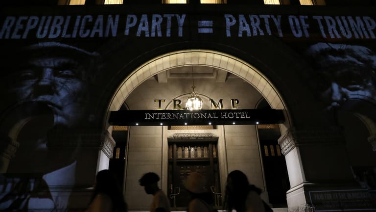 Die Republikaner als Trump-Partei: Eine Aktion der Demokraten am Trump-Hotel in Washington.