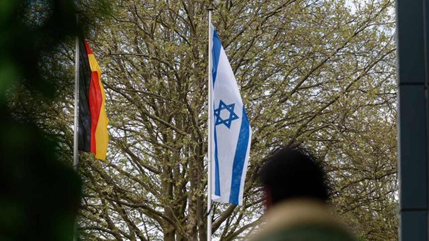 Die Stadt Solingen hat erneut eine israelische Flagge vor dem Rathaus gehisst.