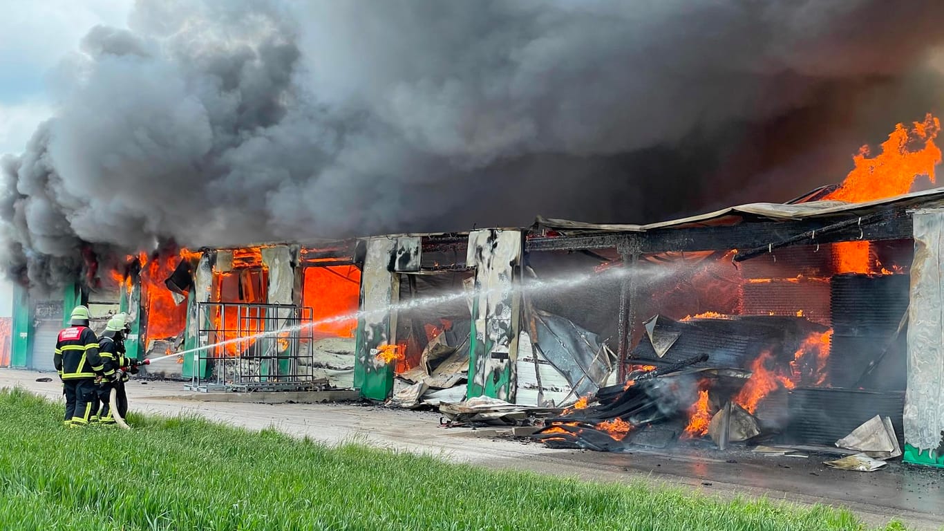 Eine Halle steht in Flammen: Bei dem Feuer entstand ein Schaden in Millionenhöhe.