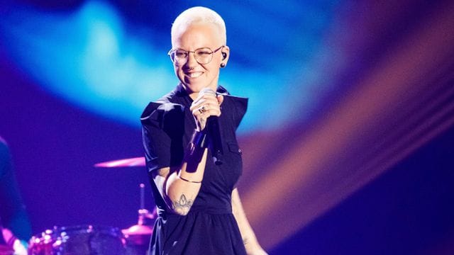 Stefanie Heinzmann bei der Arbeit.