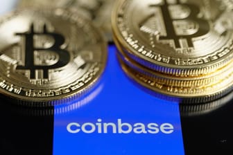 Das Logo von Coinbase (Symbolbild): Die Krypto-Börse ist für viele Anleger erste Anlaufstelle bei Investments in Bitcoin und Co.