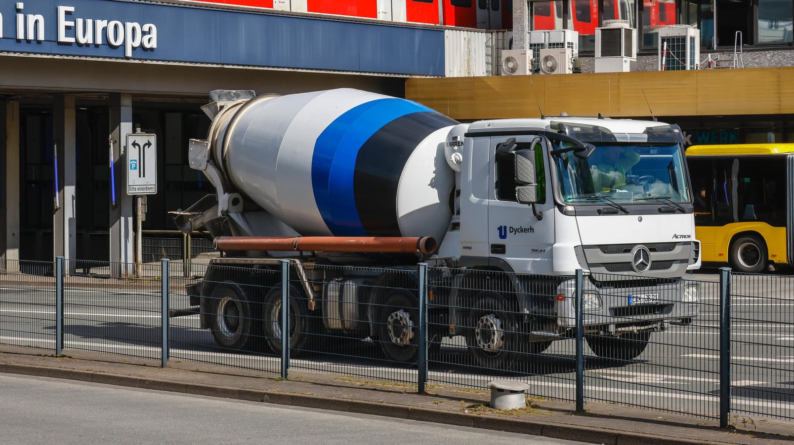 Ein Betonmischer fährt durch die Stadt (Symbolbild): In Berlin kollidierte ein 16-Tonnen-Laster mit einer Radfahrerin. Ein Betonmischer fährt durch die Stadt (Symbolbild): In Berlin kollidierte ein 16-Tonnen-Laster mit einer Radfahrerin.