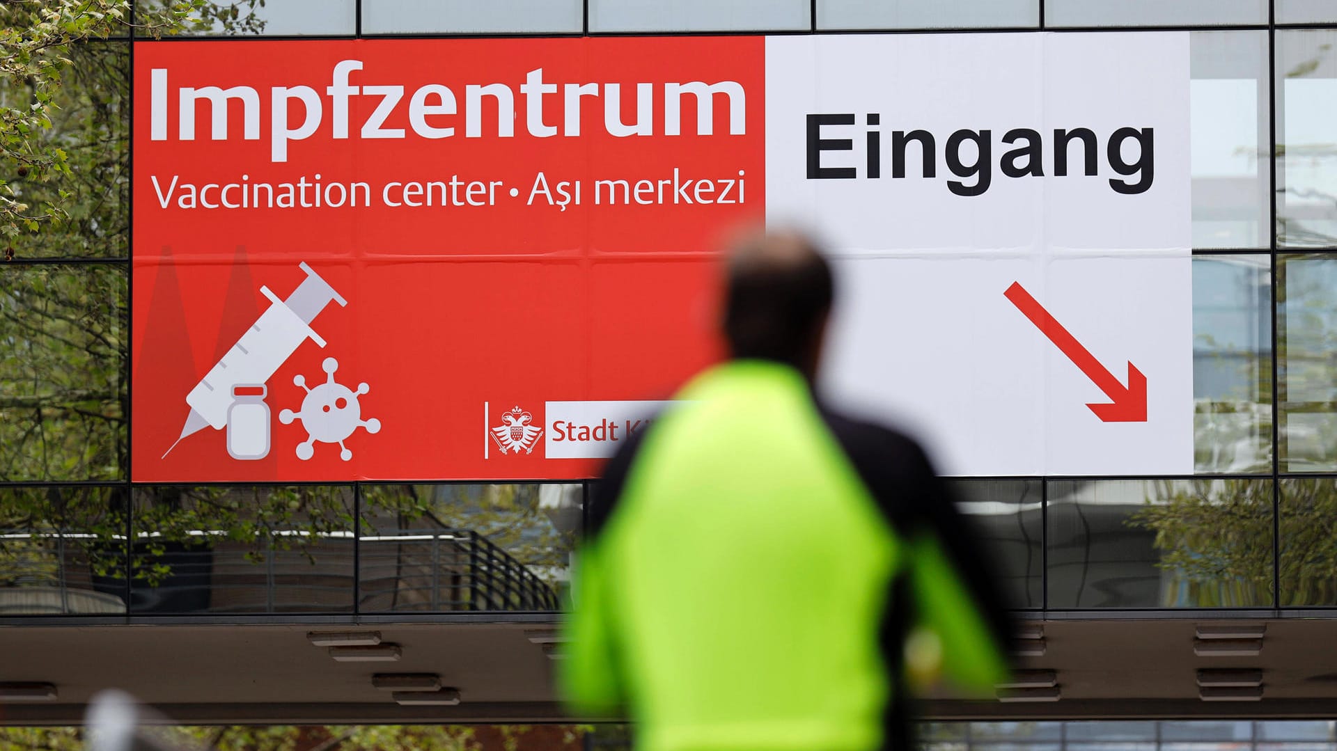 Impfzentrum in Köln (Archivbild)Impfzentrum in Köln (Archivbild): In NRW hat es bereits mehrere Polizei-Einsätze an den Impfzentren gegeben.: In NRW hat es bereits mehrere Polizei-Einsätze an den Impfzentren gegeben. Impfzentrum in Köln (Archivbild)Impfzentrum in Köln (Archivbild): In NRW hat es bereits mehrere Polizei-Einsätze an den Impfzentren gegeben.: In NRW hat es bereits mehrere Polizei-Einsätze an den Impfzentren gegeben.