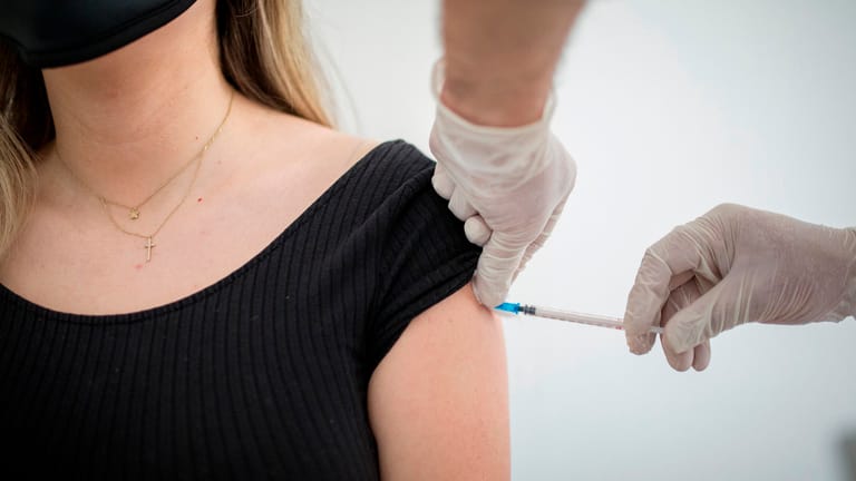 Corona-Impfung: Mehr als ein Drittel der Deutschen hat die erste Spritze bekommen.
