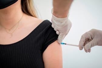 Corona-Impfung: Mehr als ein Drittel der Deutschen hat die erste Spritze bekommen.