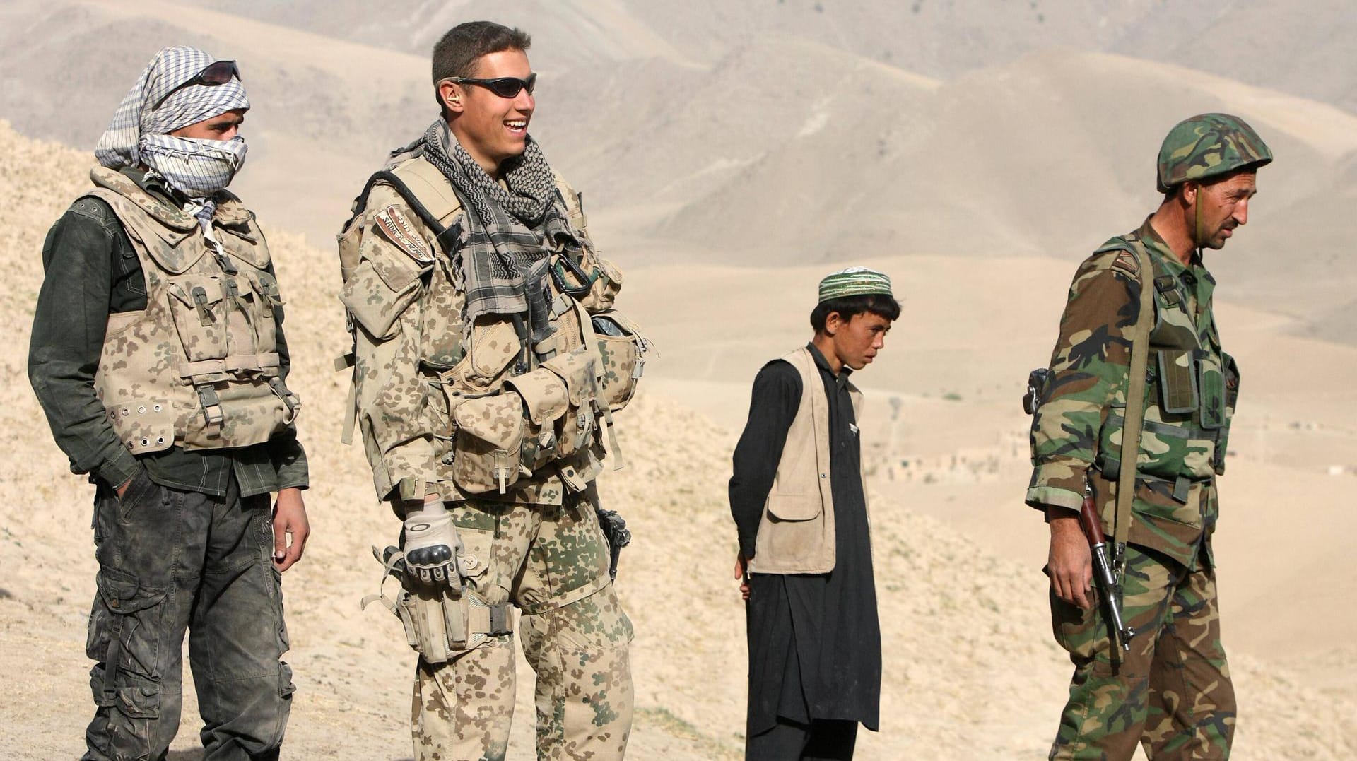 Bundeswehrsoldat mit seinem Dolmetscher und einem Soldaten der Afghanischen Nationalarmee (Archivfoto): Im Rahmen der Ausbildung der afghanischen Armee gingen deutsche und afghanische Soldaten gemeinsam auf Patrouille.