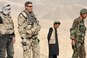 Bundeswehrsoldat mit seinem Dolmetscher und einem Soldaten der Afghanischen Nationalarmee (Archivfoto): Im Rahmen der Ausbildung der afghanischen Armee gingen deutsche und afghanische Soldaten gemeinsam auf Patrouille.
