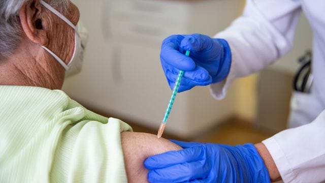 Eine Fachärztin für Allgemeinmedizin impft in ihrer Praxis eine Patientin gegen das Coronavirus. Eine Fachärztin für Allgemeinmedizin impft in ihrer Praxis eine Patientin gegen das Coronavirus.