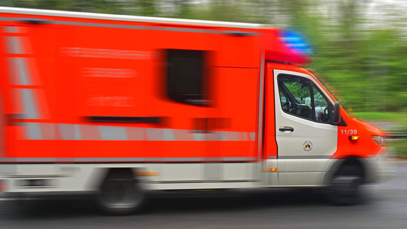 Ein Rettungswagen während der Fahrt (Symbolbild): Bei Bremen ist eine Motorradfahrerin verstorben.