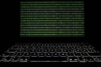 Cybercrime (Symbolbild): Der irische Gesundheitsdienst musste wegen eines Hackerangriffs seine Systeme abstellen.