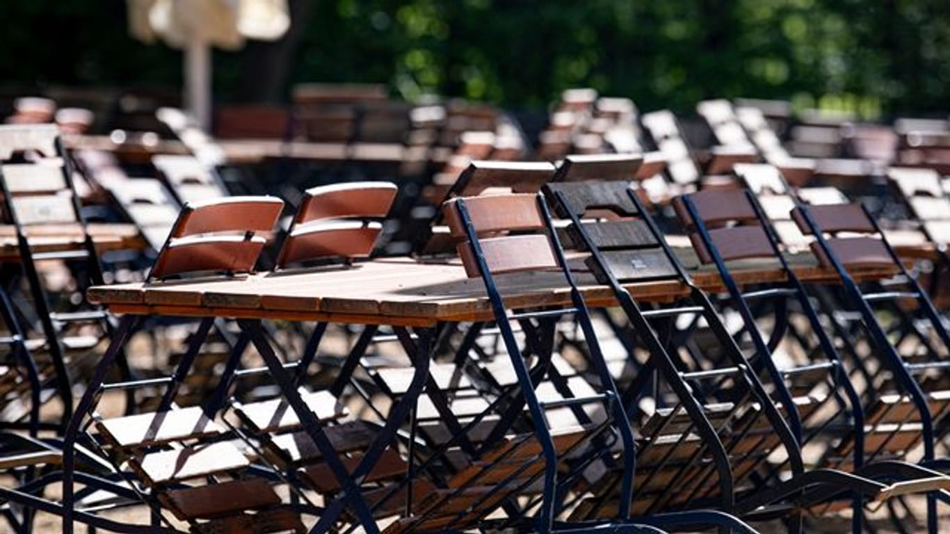 Mehrere Stühle sind in einem geschlossenen Biergarten im Tiergarten an die Tische angelehnt (Archivbild): Cafés dürfen im Freien wieder öffnen.