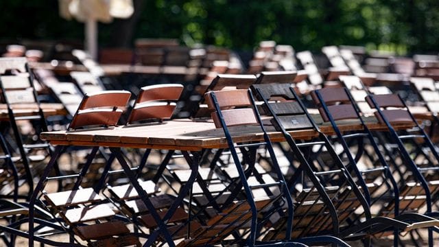 Mehrere Stühle sind in einem geschlossenen Biergarten im Tiergarten an die Tische angelehnt (Archivbild): Cafés dürfen im Freien wieder öffnen.