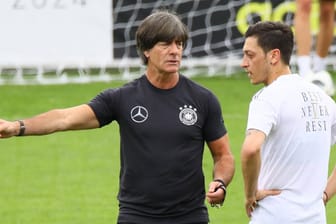 Könnten bei Fenerbahce wieder aufeinandertreffen: Joachim Löw und Mesut Özil (v.l., 2018).
