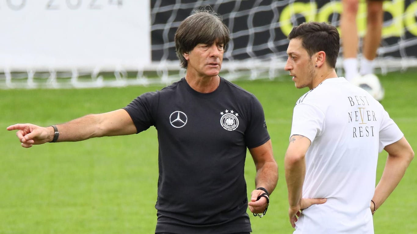 Könnten bei Fenerbahce wieder aufeinandertreffen: Joachim Löw und Mesut Özil (v.l., 2018).