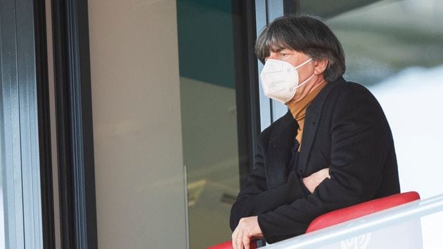 Schaut sich vor der EM-Kader-Bekanntgabe noch einmal den FC Bayern in Freiburg an: Bundestrainer Joachim Löw. Schaut sich vor der EM-Kader-Bekanntgabe noch einmal den FC Bayern in Freiburg an: Bundestrainer Joachim Löw.