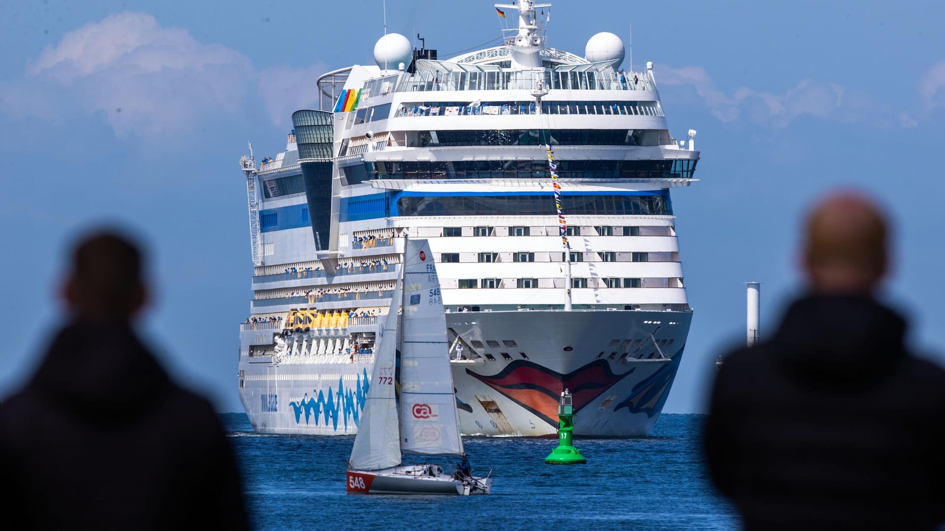 "Aidasol" beim Einlaufen in Rostock: Das Schiff startet am 22.5. in Kiel zur ersten Kreuzfahrt 2021.